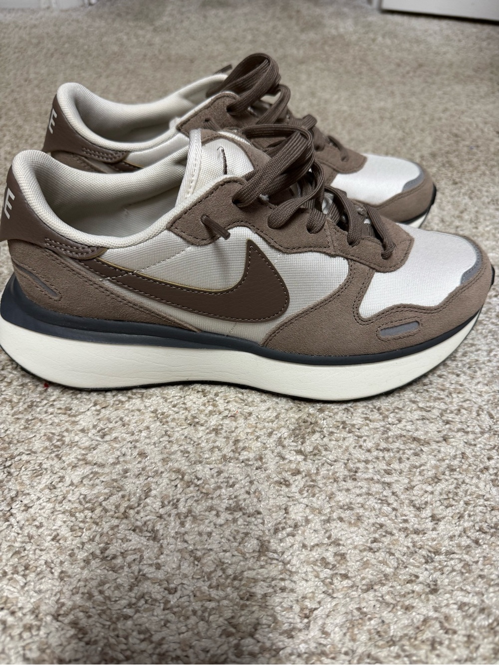 Nike Womens Phoenix Waffle Running Shoes in Taupe/Brown - Picture 4 of 6